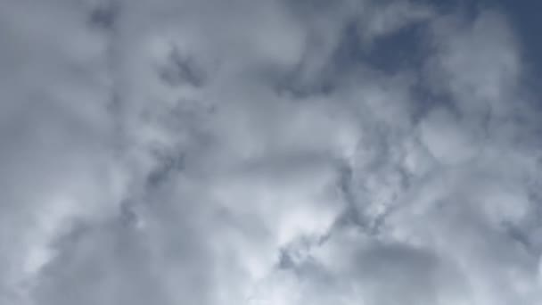 时间飞逝的云彩4K滚滚浮肿积云悠闲的天气戏剧性的美丽氛围背景 — 图库视频影像