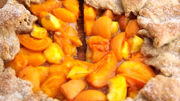 Galette Torte Mit Frischen Reifen Aprikosen Auf Einem Holzbrett Dreht — Stockvideo
