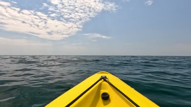 Seekajak Gelber Horizont Kajakfahren Meer Einem Sonnigen Tag — Stockvideo