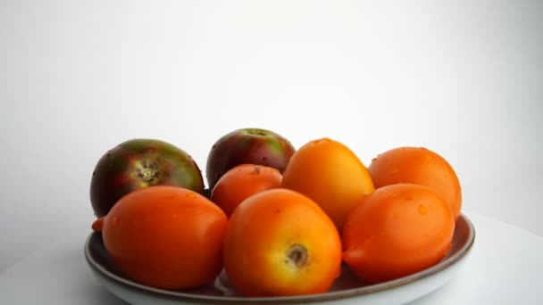 Tomates Rotatives Gros Plan Gouttes Eau Sur Tomate Jaune Mûr — Video