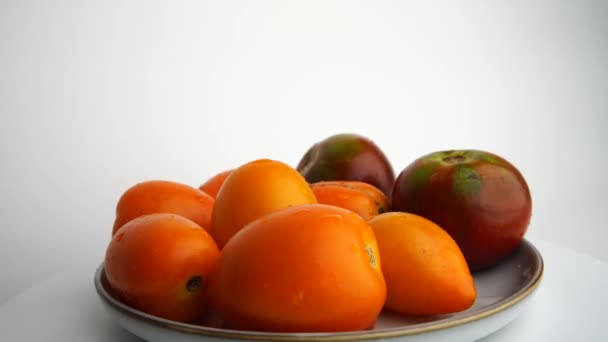 Pomidory Obrotowe Zbliżenie Krople Wody Dojrzałych Żółtych Czarnych Pomidorach — Wideo stockowe