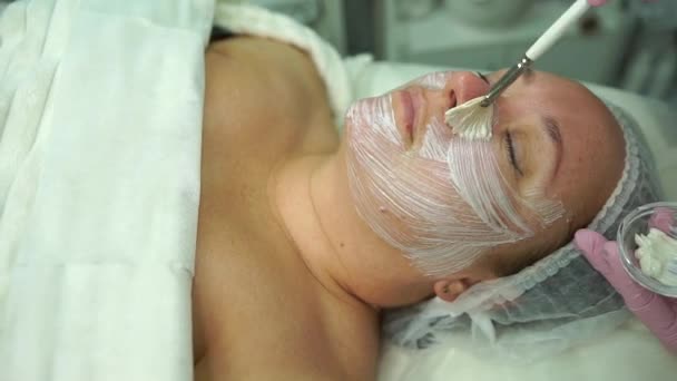 Женщина Чистой Кожей Готовится Косметической Процедуре Уборка Лица Леди Лежащей — стоковое видео