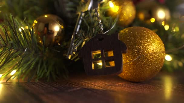 Kulcsos Ház Kulcstartóval Kezében Háttér Karácsonyfa Ajándék Szilveszterre Karácsonyra Épület — Stock videók