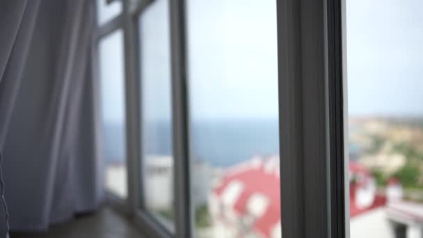 透过窗户的海景 白色透明的窗帘在风中缓缓摇曳 有海景的公寓 — 图库视频影像