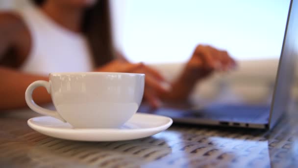 Caffè Macbook Donna Donna Seduta Una Caffetteria Con Cellulare Che — Video Stock