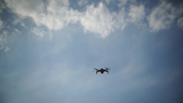 Volare Drone Volo Verso Alto Uno Sfondo Cielo Nuvoloso — Video Stock