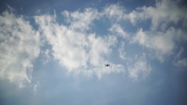 Volare Drone Volo Verso Alto Uno Sfondo Cielo Nuvoloso — Video Stock