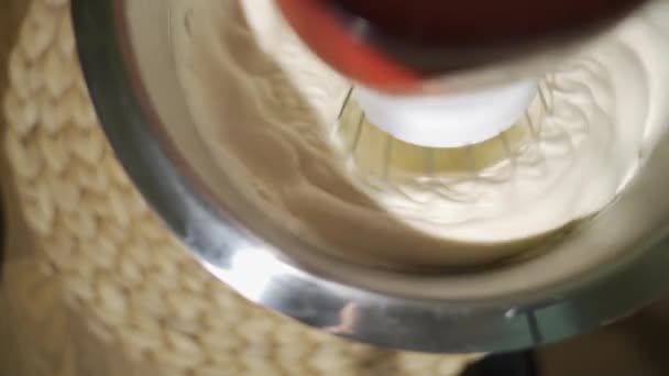 Ανάμειξη Συστατικών Μίξερ Κουζίνας Προετοιμασία Νόστιμα Κρέμα Για Κάνει Κέικ — Αρχείο Βίντεο