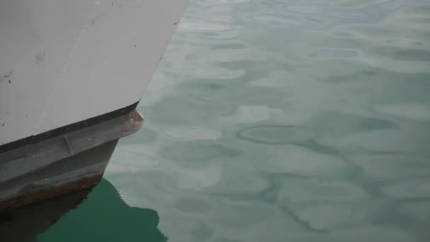 Reflexão Superfície Mar Iates Brancos Estacionados Porto Costa Fragmento Navio — Vídeo de Stock