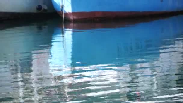 Reflexão Superfície Mar Iates Brancos Estacionados Porto Costa Fragmento Navio — Vídeo de Stock