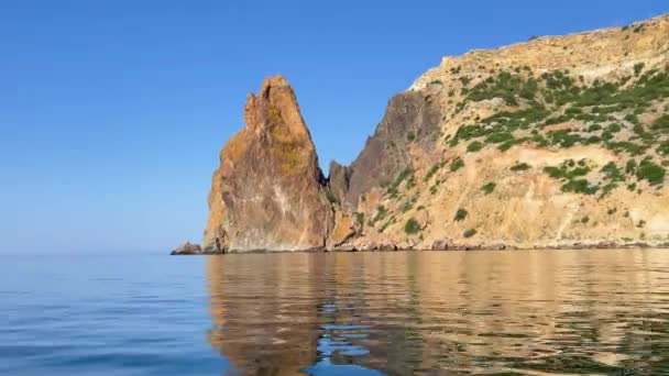 Pedra Mar Horizontal Vídeo Sereno Rochas Baía Mar Com Caiaque — Vídeo de Stock