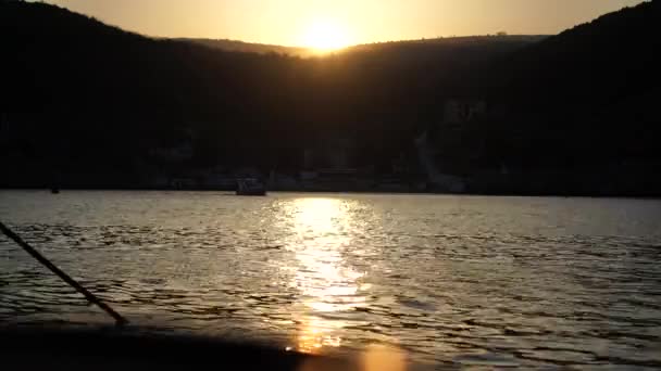 日没のボート 海岸からの眺め 日没に沿って船が航海する — ストック動画