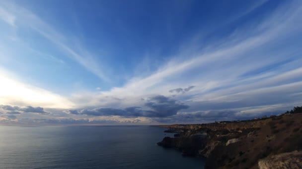 Временные Пушистые Кучевые Облака Движутся Небе Над Спокойным Морем Абстрактный — стоковое видео