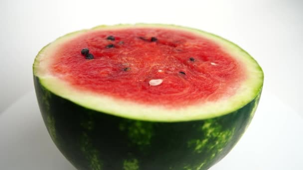 Wassermelone Nahaufnahme Auf Dem Drehtisch Auf Weißem Hintergrund — Stockvideo