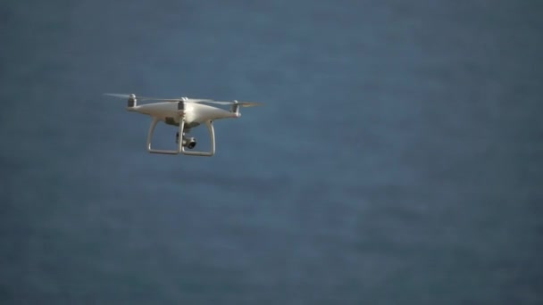 Drone Bianco Vola Sullo Sfondo Del Mare Della Natura Drone — Video Stock