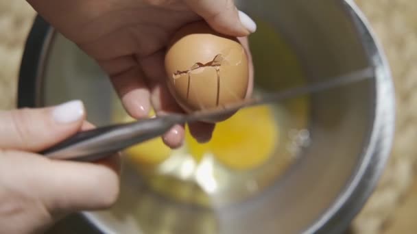 Chef Breaks Chicken Farm Fresh Eggs Silver Bowl — Wideo stockowe