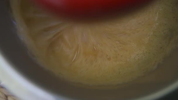 Mieszanie Składników Stojącym Mikserze Kuchennym Przygotowanie Pysznej Śmietany Ciasta Współczynnik — Wideo stockowe