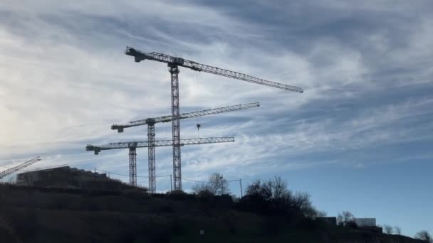 Guindastes Construção Guindastes Canteiro Obras Estão Movendo Trabalhos Construção Nuvens — Vídeo de Stock