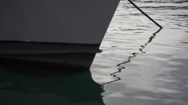 Reflejo Superficie Del Mar Los Yates Blancos Estacionados Puerto Orilla — Vídeo de stock