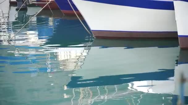 Odbicie Powierzchni Morza Białych Jachtów Zaparkowanych Porcie Brzegu Fragment Statku — Wideo stockowe