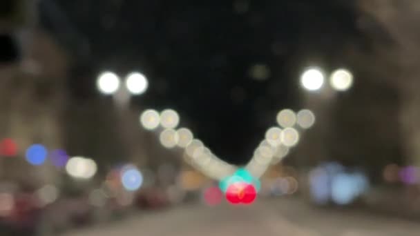 Verschwommenes Autolicht Bokeh Der Abendstadt Defokussierte Scheinwerfer Und Straßenbeleuchtung Der — Stockvideo