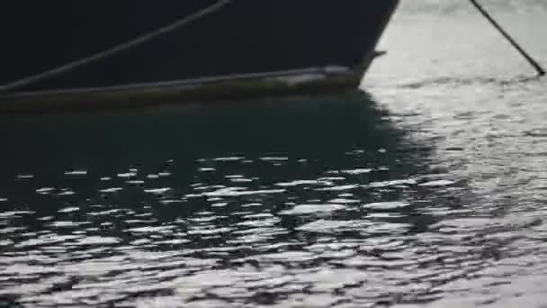停泊在岸边港口的白色游艇在海面上的反光 船舶在水面上的碎裂和船舶在海上的反射 静止不动的镜面海水 — 图库视频影像