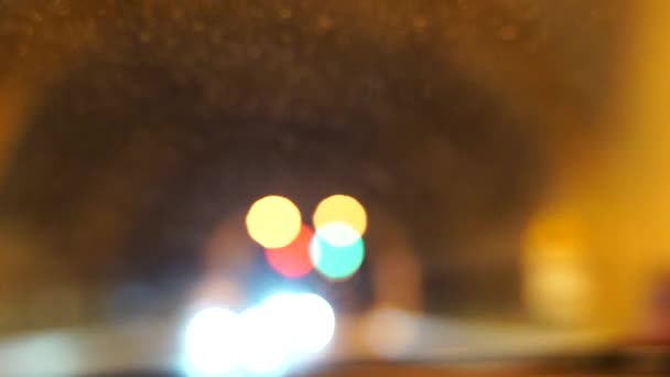Uklart Lys Kveldstunnellys Bokeh Beskyttet Nattrafikk Tåke Lys Bokeh Bil – stockvideo