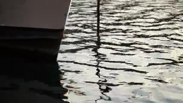Riflessione Sulla Superficie Del Mare Yacht Bianchi Parcheggiati Nel Porto — Video Stock