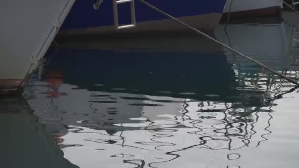 Reflejo Superficie Del Mar Los Yates Blancos Estacionados Puerto Orilla — Vídeos de Stock