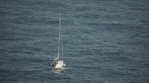 在白浪汹涌的深蓝色海面上航行的白色游艇的后视镜 — 图库视频影像