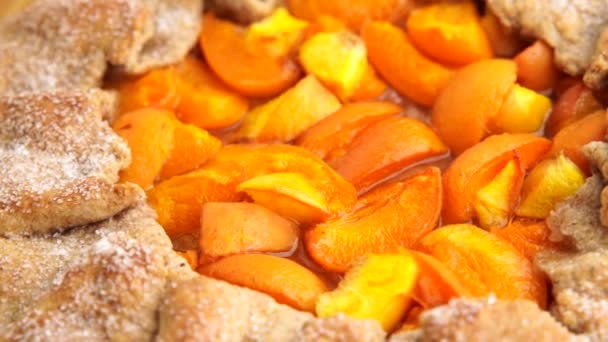 在木板上有新鲜成熟的杏仁的格莱特馅饼在四面八方旋转成一圈 — 图库视频影像