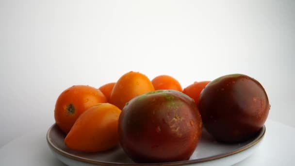 Tomates Rotación Primeros Planos Gotas Agua Sobre Tomates Amarillos Negros — Vídeos de Stock