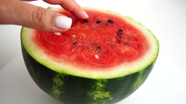 Watermelon Primer Plano Las Imágenes Mesa Giratoria Sobre Fondo Blanco — Vídeo de stock