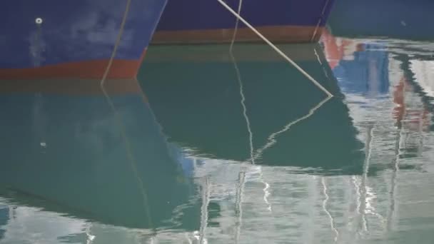 Riflessione Sulla Superficie Del Mare Yacht Bianchi Parcheggiati Nel Porto — Video Stock