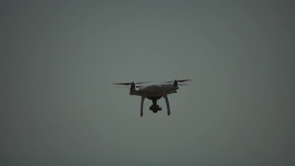 Drone Bianco Vola Contro Cielo Drone Aleggia Nell Aria Filma — Video Stock