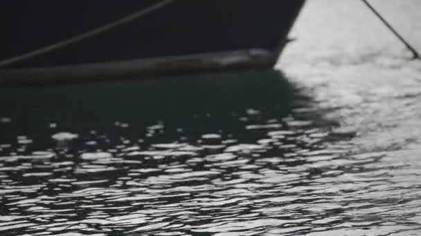 Reflejo Superficie Del Mar Los Yates Blancos Estacionados Puerto Orilla — Vídeo de stock