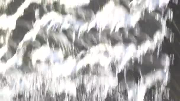 Wodospad Dużą Ilością Białej Piany Lodu Woda Spływa Skałach Tworząc — Wideo stockowe