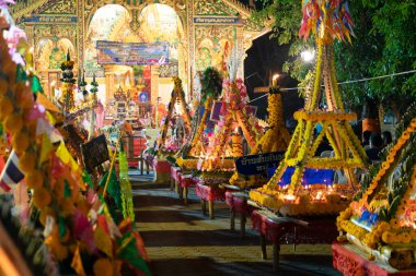 CHIANG MAI, THAILAND Kasım, 1, Loy Kratong, Yi Peng Festivali veya Wat Rommaneeya Kamod Festivali, Lamphun Eyaleti, Tayland.