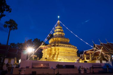 Wat Phra... Tayland, Chiang Mai 'deki Jomthong vilayetinde alacakaranlık vakti Sri Jomthong tarihi tapınağı..