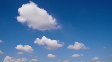 Zaman Hızı Bulutu mavi gökyüzünde ilerliyor.