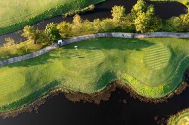 Sabah hava manzaralı yeşil golf sahası.