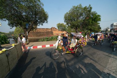 CHIANG MAI FEBRUARY 4, 2023; Chiang Mai Çiçek Festivali 2023 Eski kentin köşesindeki geçit töreni Kuzey Tayland 'ın eski bir geleneğidir.