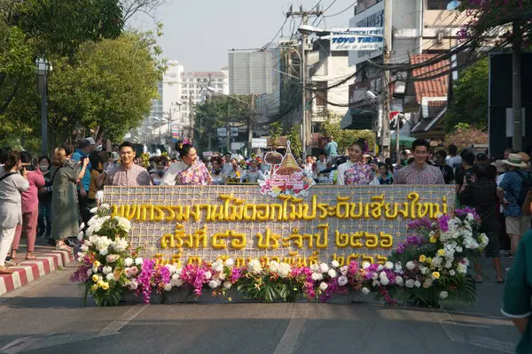 CHIANG MAI FEBRUARY 4, 2023; Chiang Mai Çiçek Festivali 2023 Eski kentin köşesindeki geçit töreni Kuzey Tayland 'ın eski bir geleneğidir.