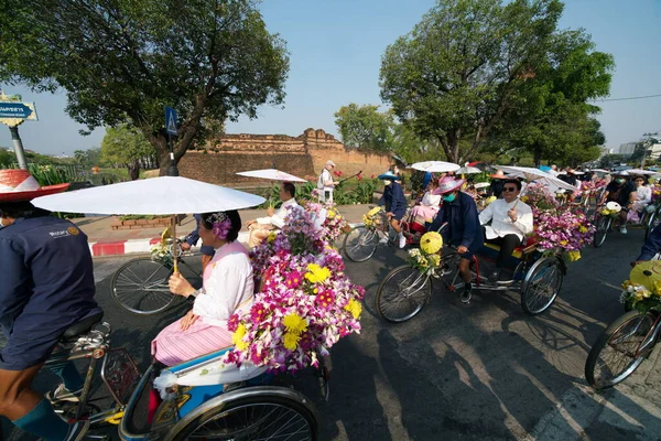 CHIANG MAI FEBRUARY 4, 2023; Chiang Mai Çiçek Festivali 2023 Eski kentin köşesindeki geçit töreni Kuzey Tayland 'ın eski bir geleneğidir.