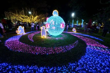 CHIANG MAI, THAILAND - 4 Şubat 2023: Chiang Mai, Tayland 'da Chiang Buak Şapka' da Chiang Mai Çiçek Festivali 'ni süsleyen güzel ışık süslemeleri.