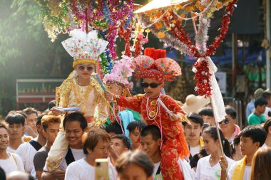 CHIANG MAI 24 Mart 2023, Poy Sang Long festival geçidi. Chiang Mai 'deki Wat Ku Tao' da rahip olmak için yapılan bir tören..  