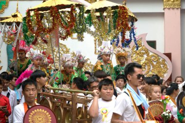CHIANG MAI 24 Mart 2023, Poy Sang Long festival geçidi. Chiang Mai 'deki Wat Ku Tao' da rahip olmak için yapılan bir tören..  