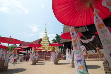 CHIANGMAI, THAILAND-APRIL 17, 2018: Songkran Festivali geleneksel bir Yeni Yıl Günü 'nde kutlanır, Aşıklar Tayland' ın Chiang Mai kentindeki tapınakta tung süslemeye gelir.