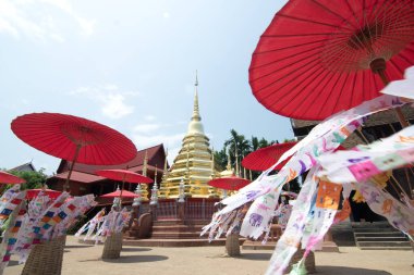 CHIANGMAI, THAILAND-APRIL 17, 2018: Songkran Festivali geleneksel bir Yeni Yıl Günü 'nde kutlanır, Aşıklar Tayland' ın Chiang Mai kentindeki tapınakta tung süslemeye gelir.