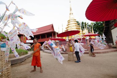 CHIANGMAI, THAILAND-APRIL 17, 2018: Songkran Festivali geleneksel bir Yeni Yıl Günü 'nde kutlanır, Aşıklar Tayland' ın Chiang Mai kentindeki tapınakta tung süslemeye gelir.
